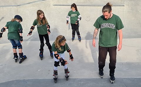 Inline skater Niels Bazelmans traint met kinderen