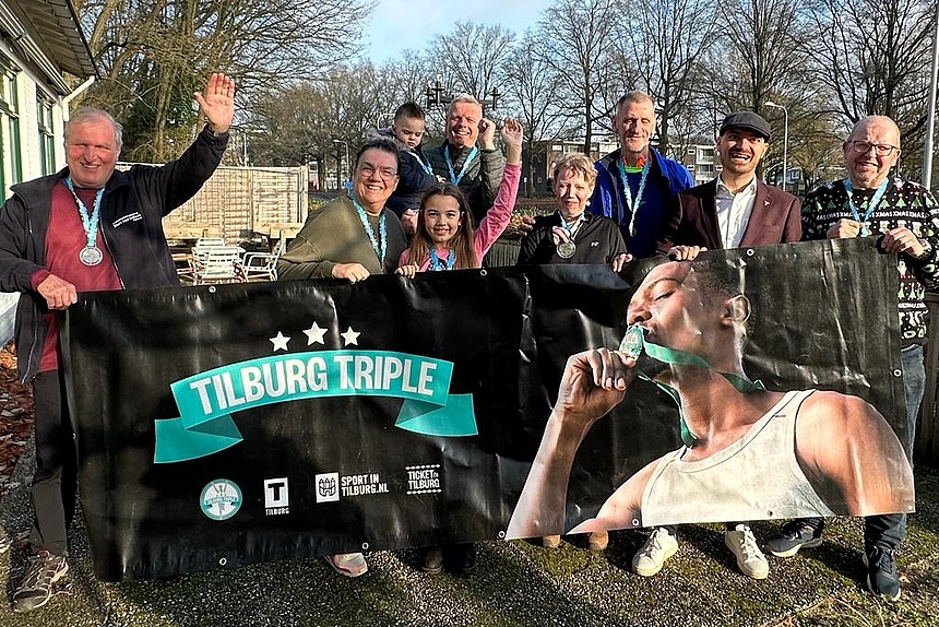 Verschillende winnaars van de Tilburg Triple op de foto met medaille