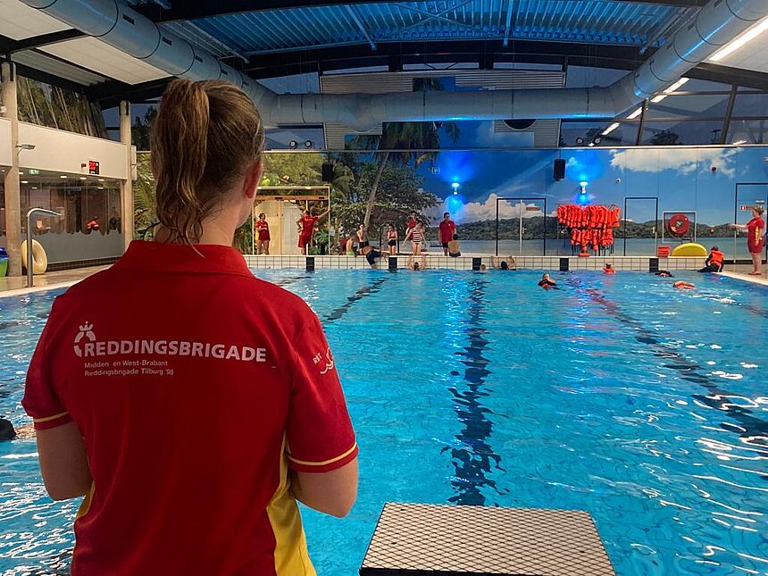 Mariek aan het werk als lifeguard